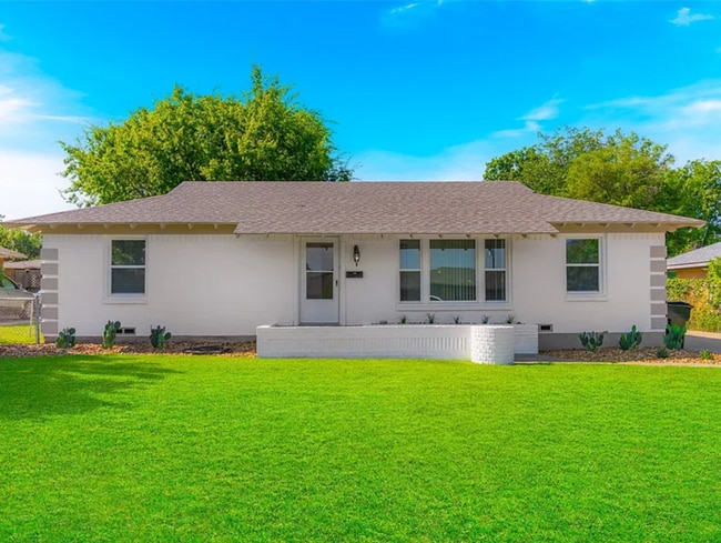 Building Photo - 3 Bedroom home in highly desireable area