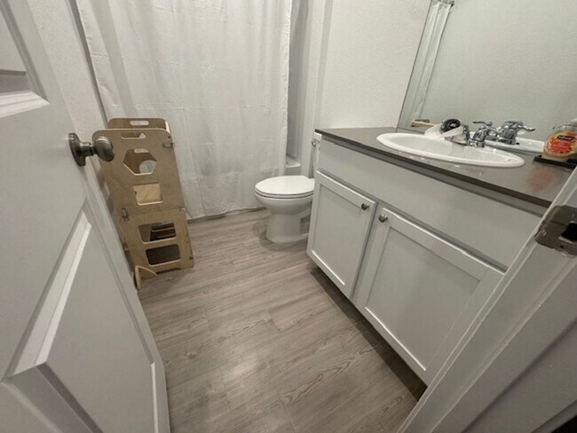 Building Photo - Super Nice with Great Price.  3 Bedroom 2 Bath 1 Story