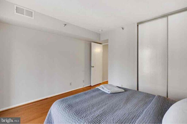 Building Photo - 900 N Stafford St