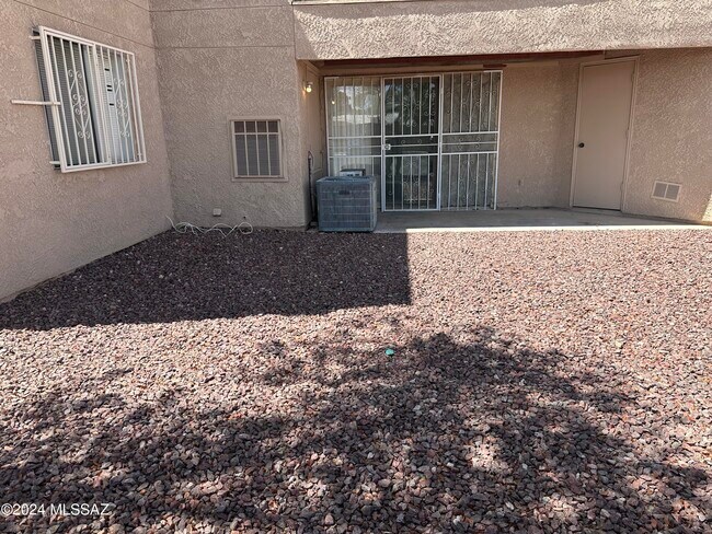 Building Photo - 2601 W Broadway Blvd