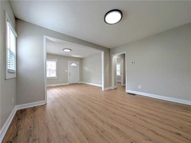 Building Photo - 1377 Pine Ave