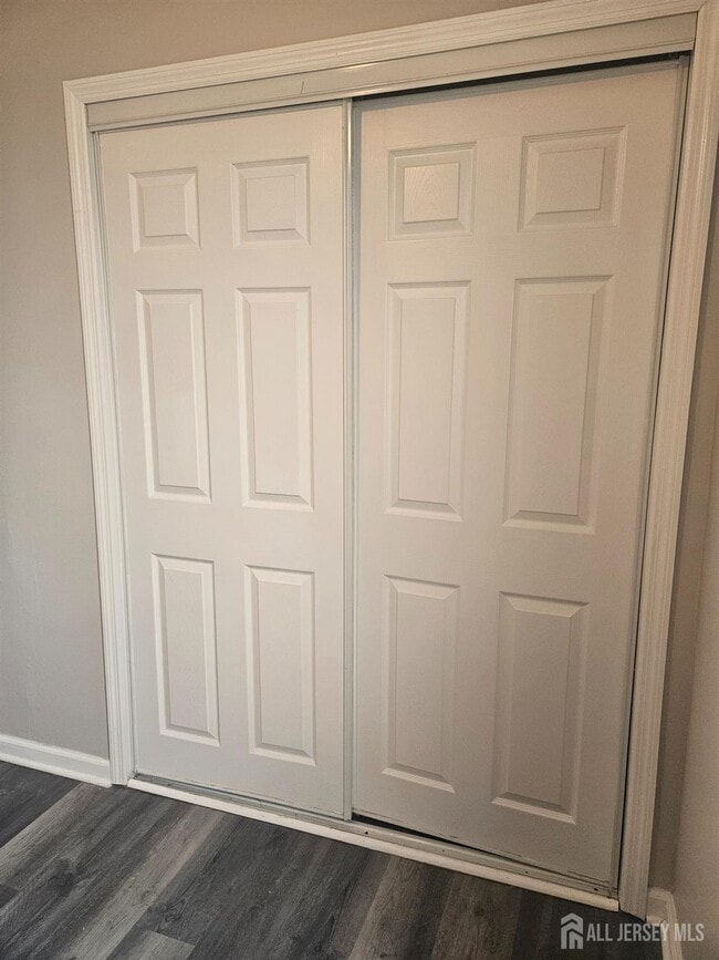 Building Photo - 421 River Dr