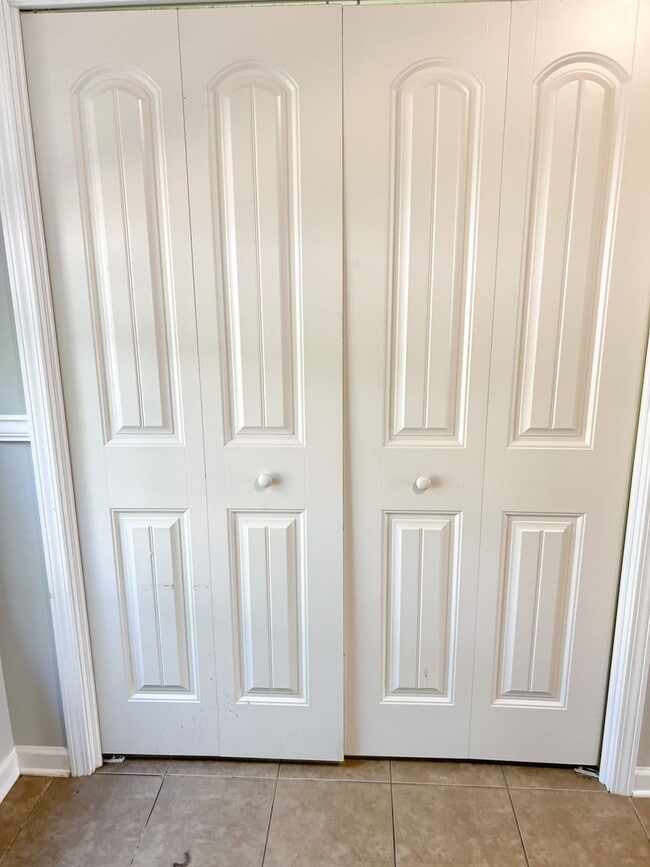 Building Photo - 2 Bedroom 1.5 Bath Townhome