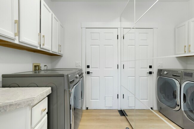 Building Photo - Robb Way