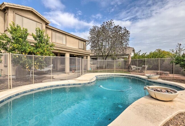 Building Photo - Gorgeous Fully Furnished 6 bed, 3.5 Bath (...
