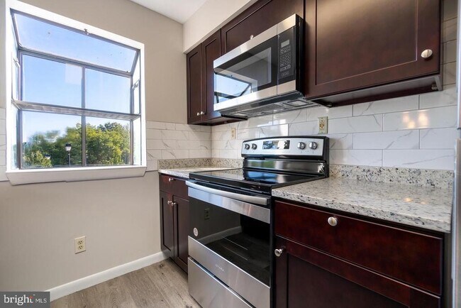 Building Photo - 13408 Shady Knoll Dr
