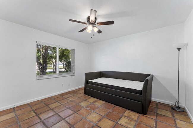 Building Photo - 1974 SE Tiffany Ave