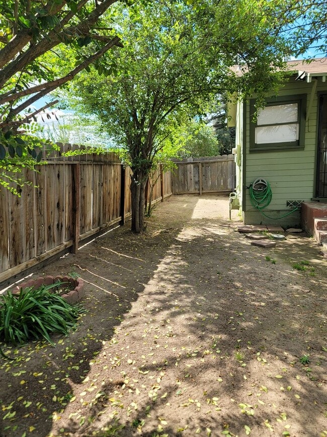 Building Photo - Move in Special see AD