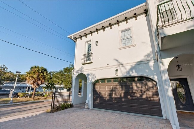 Building Photo - 5601 Bayshore Blvd