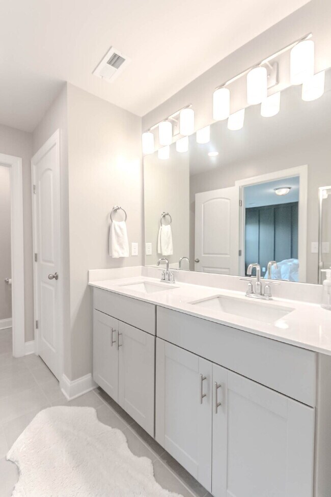 Building Photo - 3/2.5 Townhome w/ Garage. Great Location!