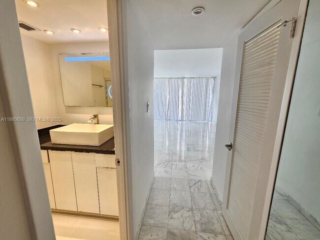 Building Photo - 18051 Biscayne Blvd