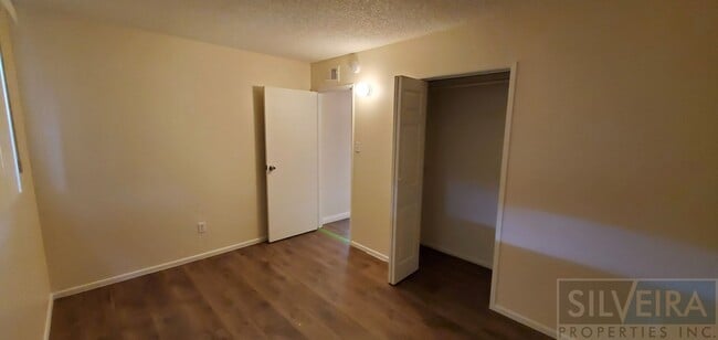 Building Photo - 3 bed, 1.5 bath home available!