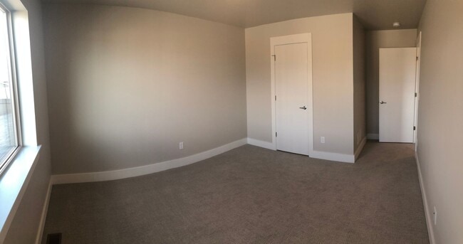 Building Photo - Modern Townhome, Centrally located.