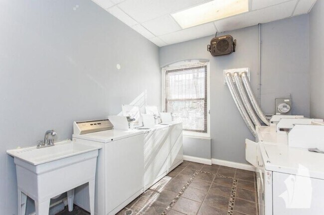 Building Photo - 1 bedroom in Chicago IL 60657
