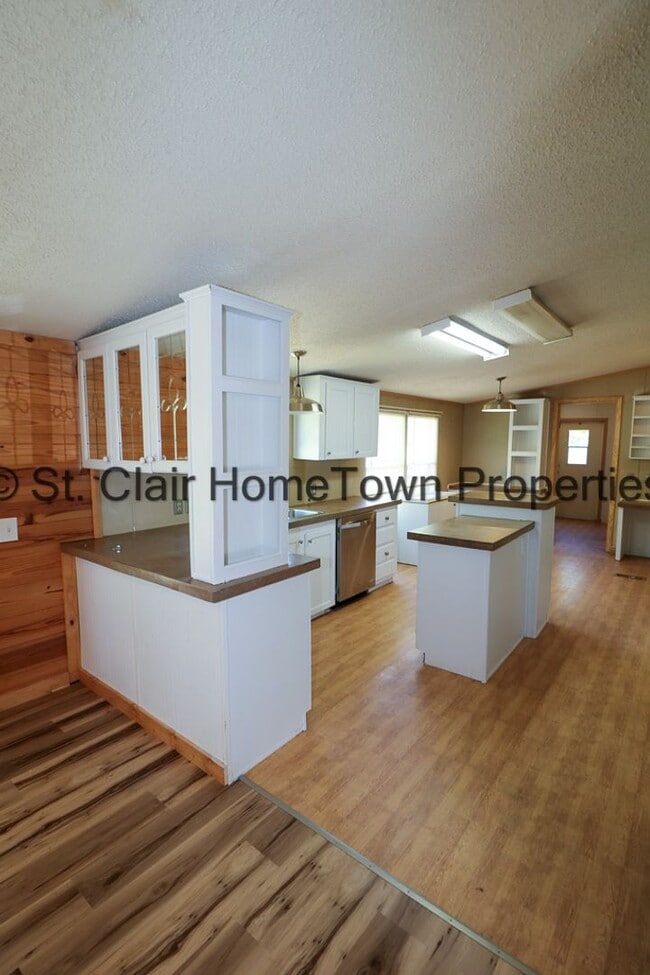 Building Photo - Large Home