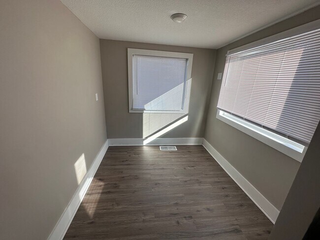 Building Photo - $1250 - 3 bedroom / 2 bathroom - Single Fa...