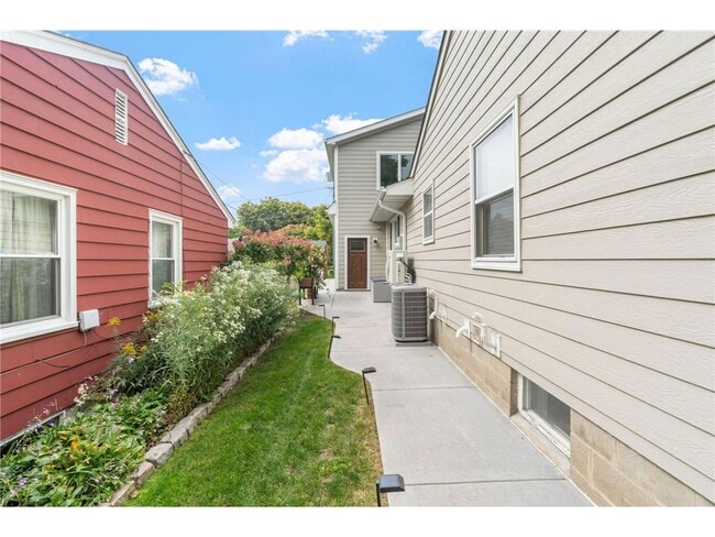 Building Photo - 263 Lexington Parkway S
