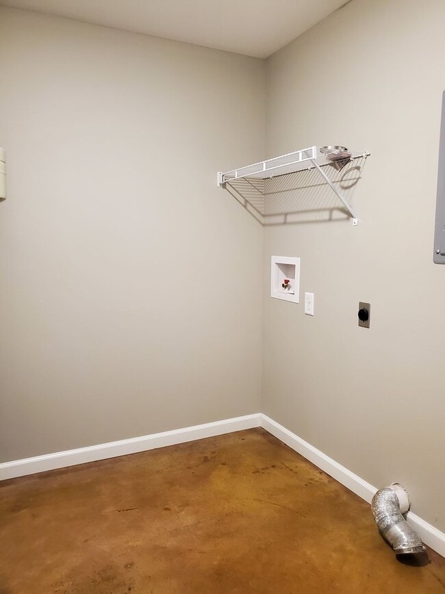 Building Photo - 2 Bedroom, 1 Bath apartment