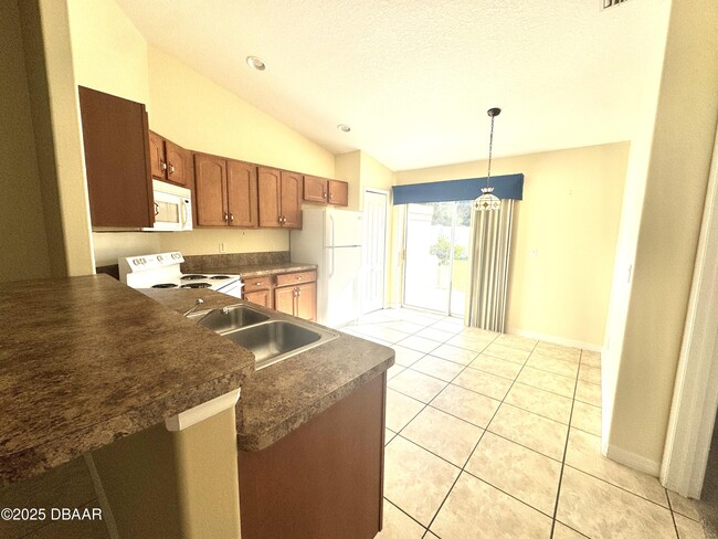 Building Photo - 28 Louvet Ln