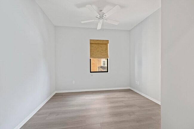 Building Photo - 511 Lucerne Ave