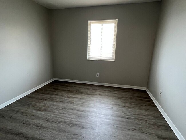 Building Photo - East Ridge Apartments - Remodeled 2 bedroom unit w/ Balcony