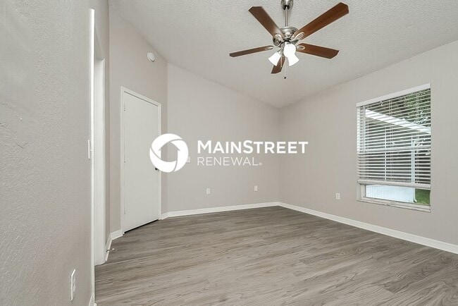 Building Photo - 3 Bedroom Pet-Friendly Home in Winter Have...