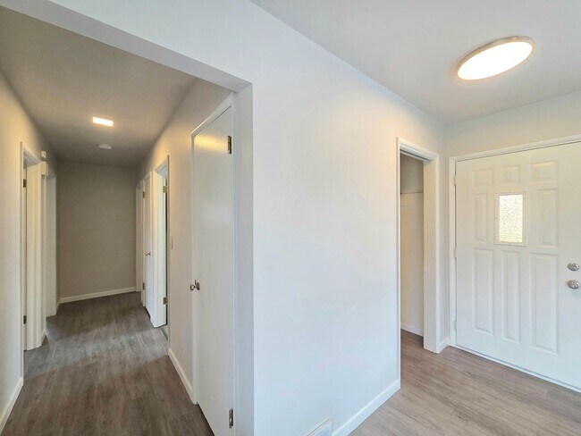 Building Photo - 4 Bed, 2 Bath -- Newly Renovated -- Home on Wenatchee Golf & Country Club's 16th Fairway**