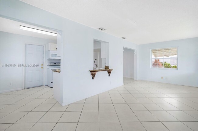 Building Photo - 1005 SW 18th St