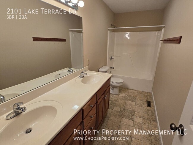 Building Photo - 2101 Lake Terrace Dr
