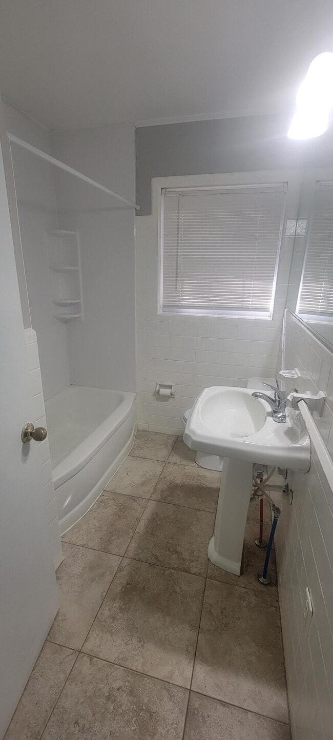 Building Photo - 2404 Hiawassee Rd