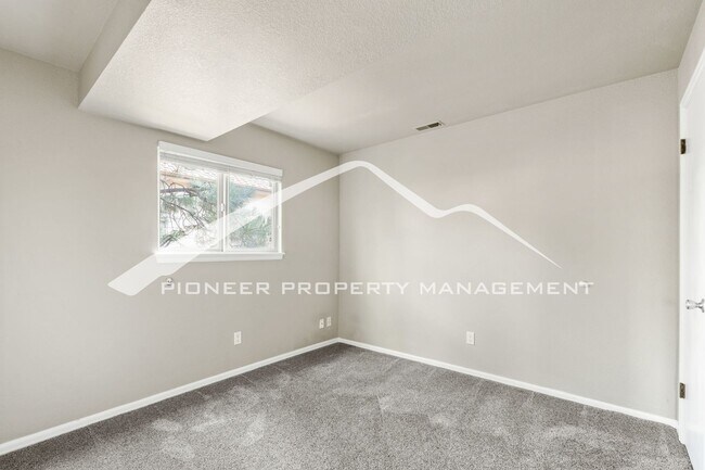 Building Photo - Beautifully Updated Rockrimmon Home Near Ute Valley Park with 5 bed, 3 bath, 2 car garage and AC!