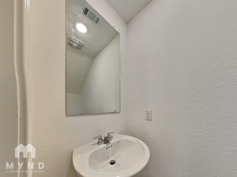 Building Photo - 9007 Lunar Cove