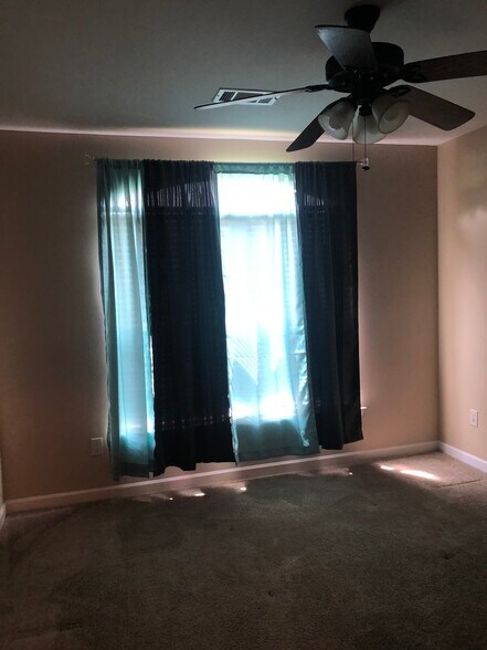 Building Photo - 70 Chateaus Ln