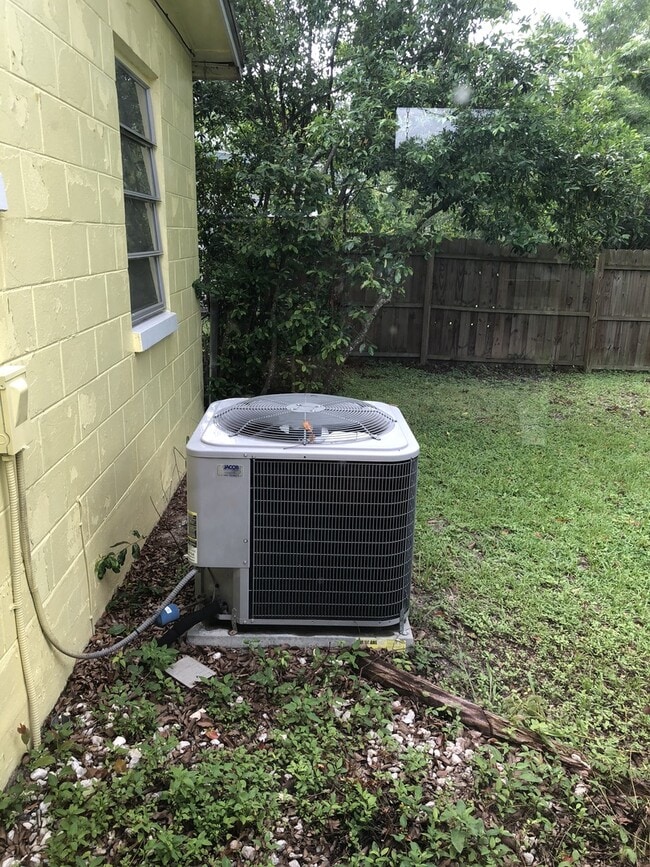 Building Photo - 3 Bed 1 Bath Home | Pet Friendly | Washer ...