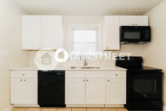 Building Photo - 4 Bedroom Pet-Friendly Home in Louisville, KY with Main Street Renewal