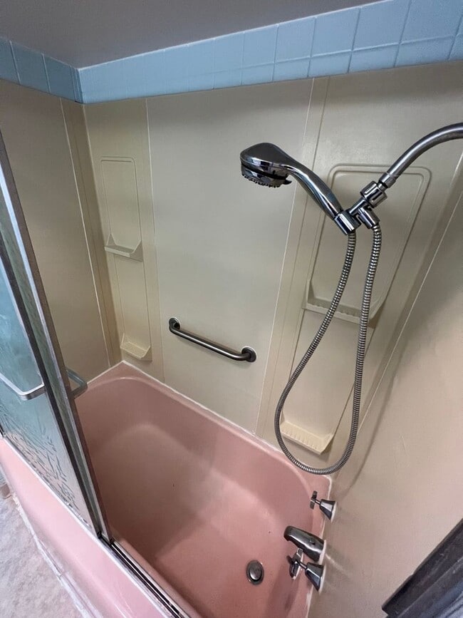 Building Photo - 429 E Pine St