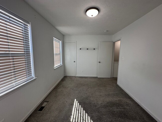 Building Photo - Country Place Townhomes - Off Lakeside Drive