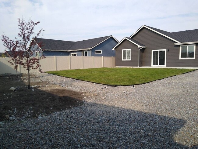 Building Photo - Beautiful 3-bedroom, 2-bath home at Woodbr...