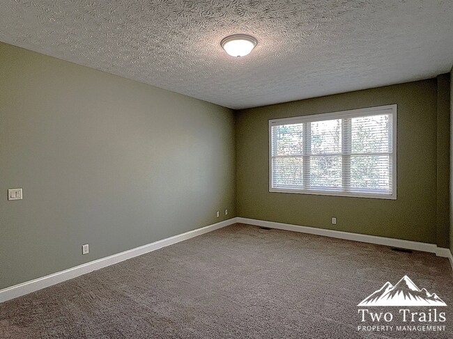 Building Photo - LUXURY MOUNTAIN LIVING IN GATED COMMUNITY