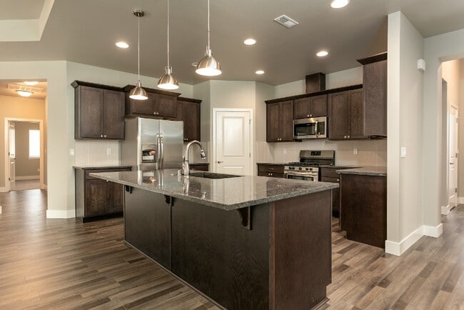 Building Photo - 1102 Chinook Dr