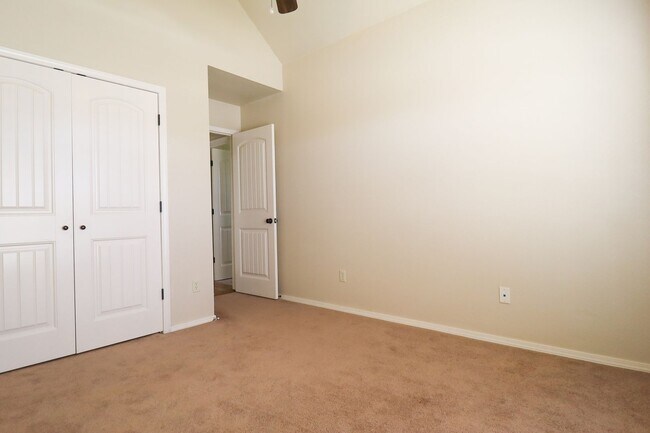 Building Photo - Spacious 4 bedroom 3 bathroom home In Sand Springs