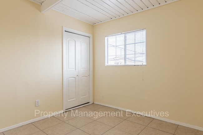 Building Photo - 3 Bedroom, 1 Bath Apartment close to every...