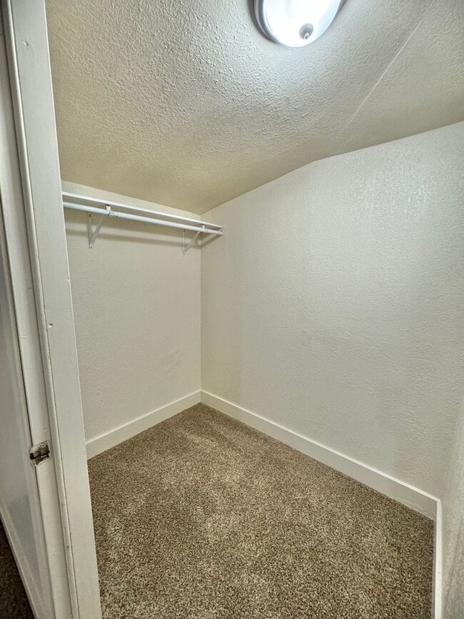 Building Photo - **Reserve NOW for Summer 2026** - 2 Bed, 1 Bath HOUSE with BONUS ROOM/Office