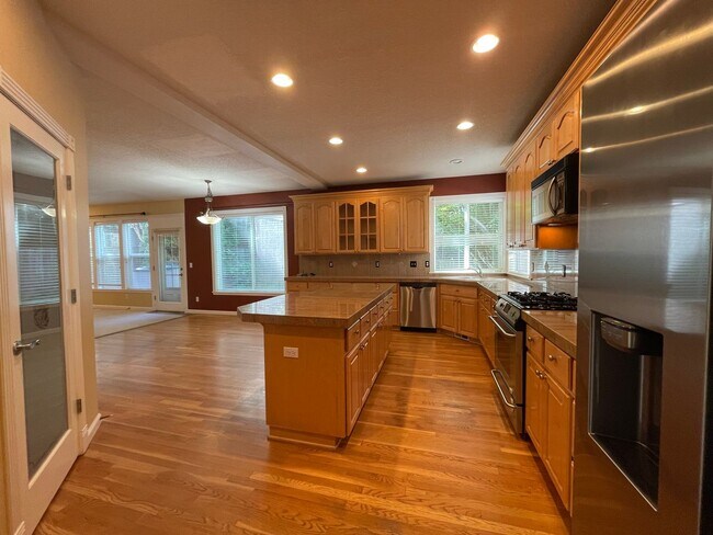 Building Photo - 5 Bed 2.5 Bath + a Den in Tigard/Bull Mountain - Solar Panels, Central A/C and More!