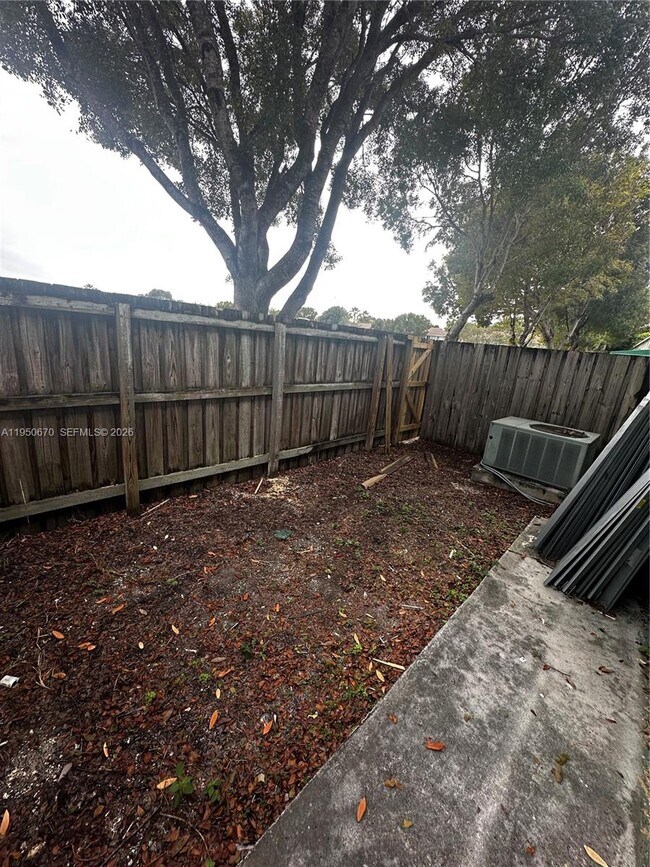 Building Photo - 1440 SE 24th Ct