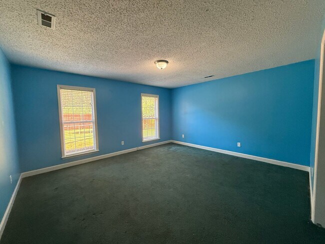 Building Photo - 4/2 Home Available Now!