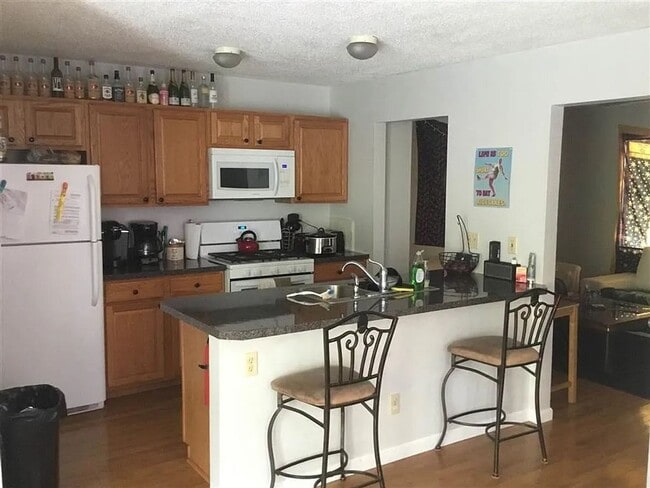 Building Photo - 3 Bed/3.5 Bath House with huge basement!