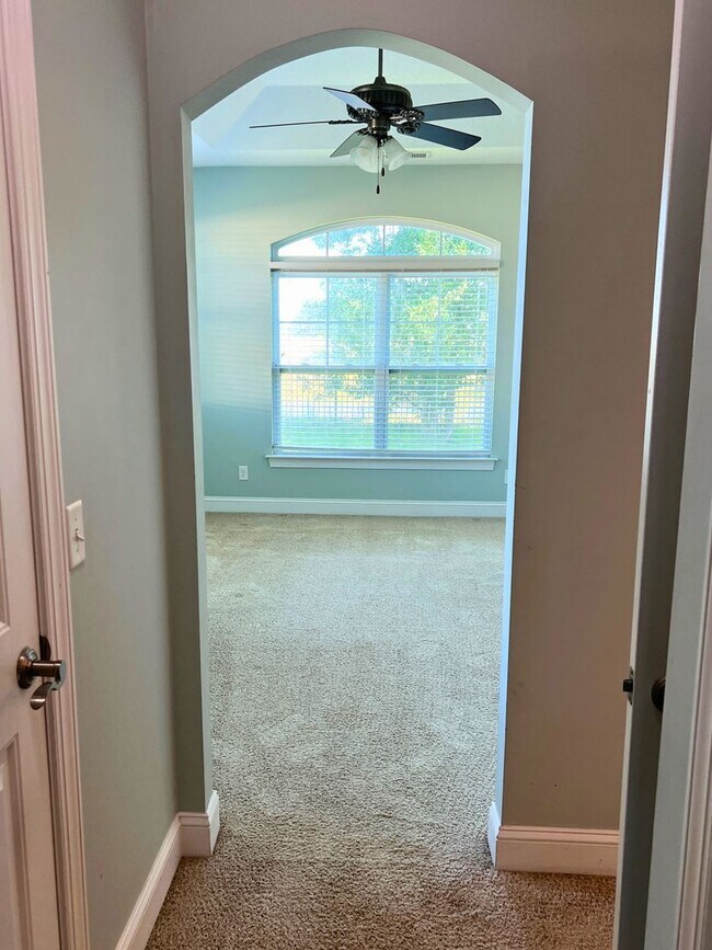 Building Photo - 4/2 with access to amenities, close to base!!