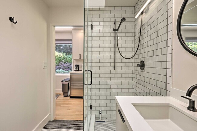 Building Photo - 155 E Creek Dr