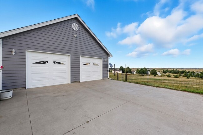 Building Photo - Peaceful Country 4 Bed, 3 Bath Home in Eli...